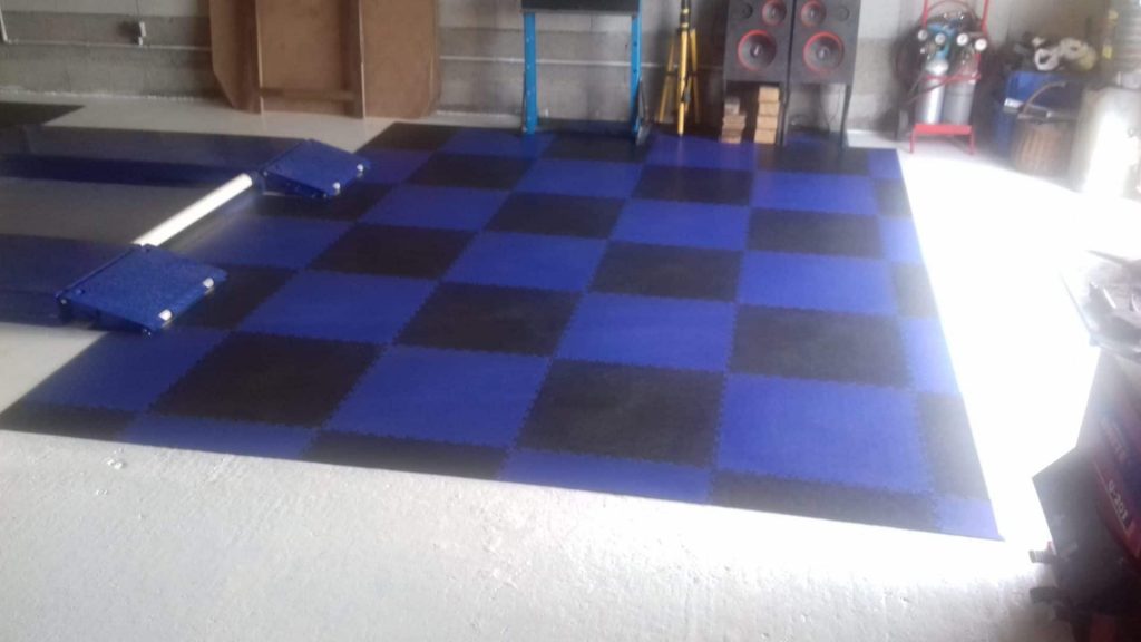 Modročierna podlaha do garáže, Francúzsko