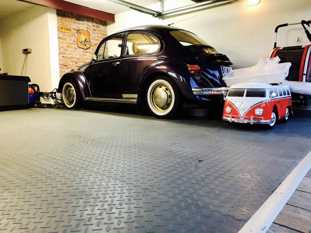 Podlaha v garáži pre malé i veľké auto, Poľsko